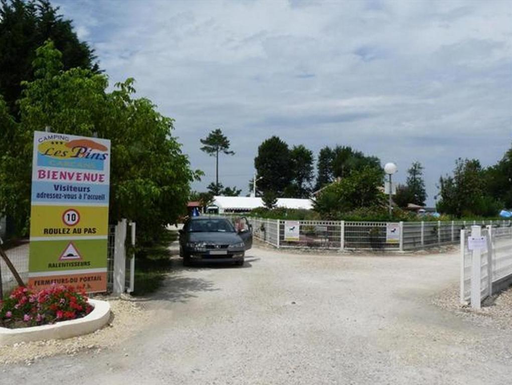 Hotel Camping Les Pins Le Montaut Exterior foto